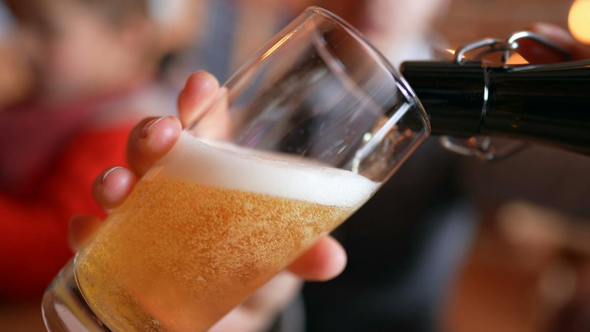 Люди стали пити менше пива, один з лідерів галузі звільняє тисячі працівників