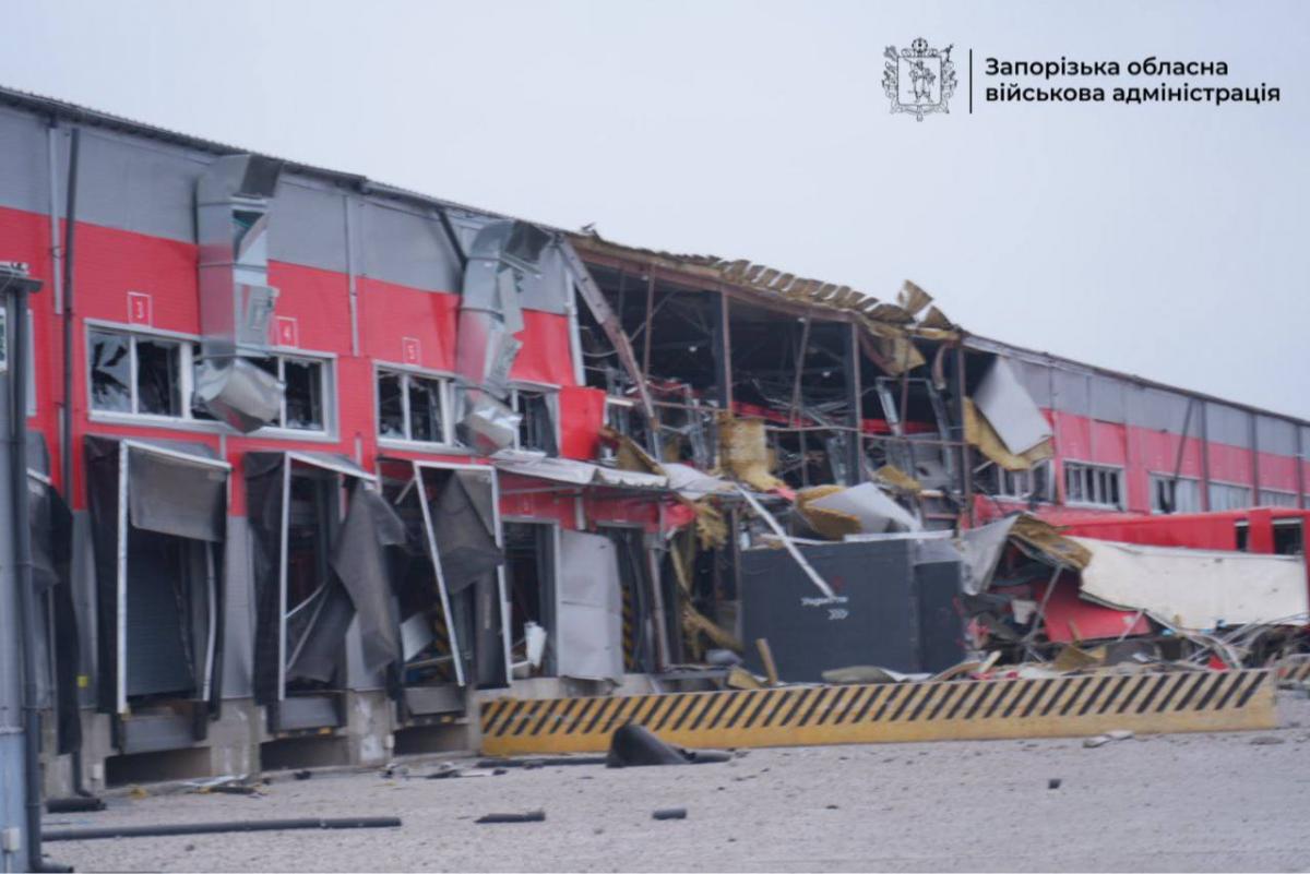 Росіяни завдали удару по терміналу "Нової пошти" у Запоріжжі: багато поранених