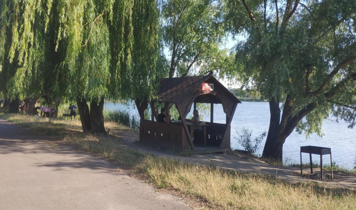 Скільки коштує орендувати альтанку під шашлики біля озера влітку - і чому якість може вразити